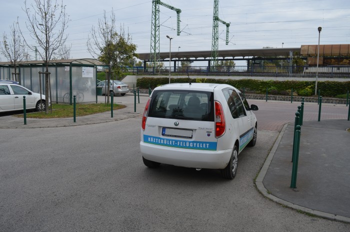 A nap bunkó parkolása a budafoki köztereseké 2 Békésen parkol a Budafoki Közterület-felügyelet Škoda Roomsterje. Jobbra tőle egyébként garázs kijárók vannak, tehát a sofőr azért figyelt arra, hogy a munkaadóval ne akasszon bajszot.