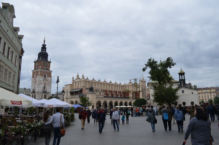 Kipróbáltuk az észt fapadost 1 A krakkói óváros közepén található Posztógyárat és környékét nagyon sok turista keresi fel. Itt mindenki megtalálhatja a pénztárcájának megfelelő éttermet, vagy kávézót.