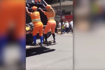 Közmunkás csajok táncoltak a kukásautón