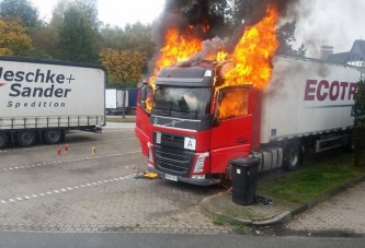 Máglyaként lángolt egy kamion az autópálya mellett