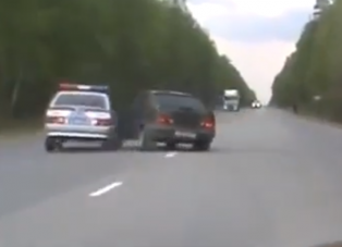 Orosz autós üldözés váratlan fordulattal a végén