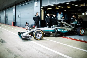 Motoros világbajnok vezette a Mercedes F1-esét
