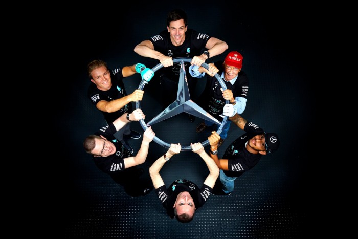 F1: Elcsábítják a Mercedes nagyágyúját?