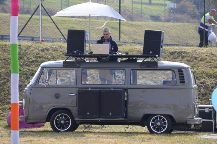 Bogarak és Bullik szállták meg a Hungaroringet 2 A hippifalu muzikwagenje. Egész nap erről ment a retró zene.