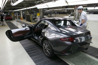 Már gyártják a Mazda keménytetős roadsterét