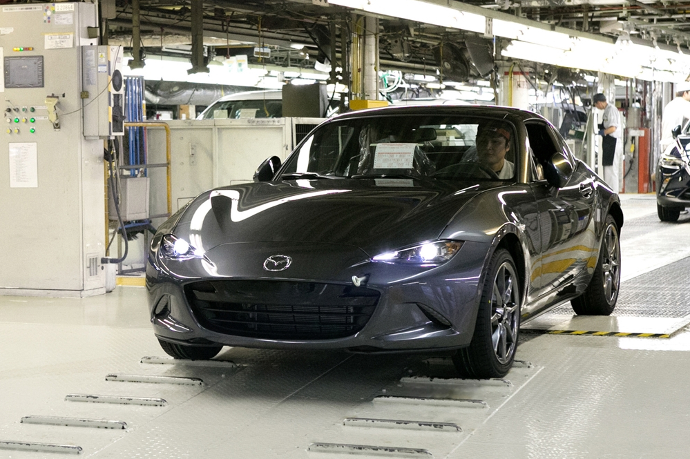 Már gyártják a Mazda keménytetős roadsterét 3