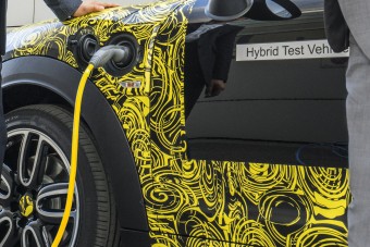 Konnektoros hibriddel jön az új Mini SUV!