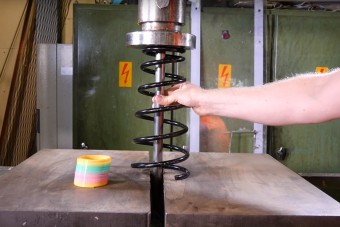 Nézd, mit művel a hidraulikus prés a spirálrugóval