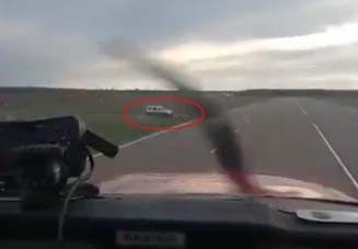 Autó hajtott a landoló repülő elé