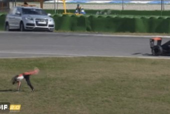 Kiesett az autóversenyző, furcsa dolgot tett utána