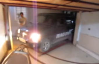 Zseniális garázs, ahol tologathatod a kocsid