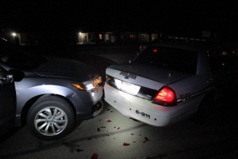 Félmeztelen nő tört össze egy rendőrautót