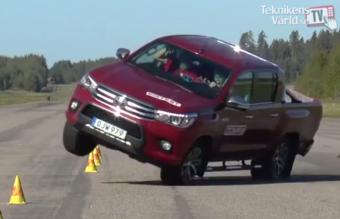 A Toyota Hilux még mindig könnyen borul