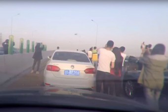 Megbénult az autópálya, mindenki az eget videózta