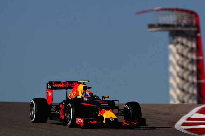 F1: Verstappen véleményes körrel az 1.
