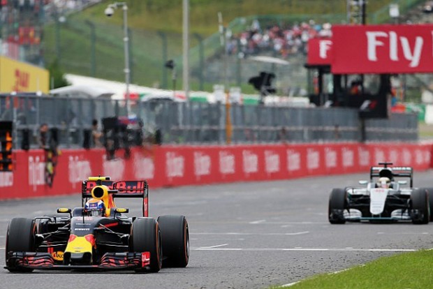 F1: A Mercedes óvott Verstappen miatt