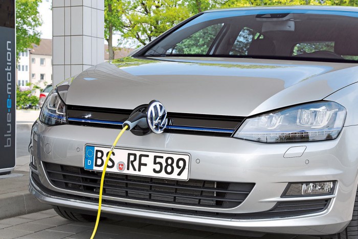 Novemberben frissül a VW Golf 7 Ötféle hajtás: a gyár szerint egyetlen más autó sem kapható elektromos, benzin-elektromos hibrid (képünkön), benzines, dízel és benzin-LPG üzemű erőforrásokkal.