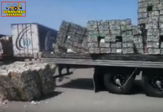 Így pakol le egy feldühített kamionos