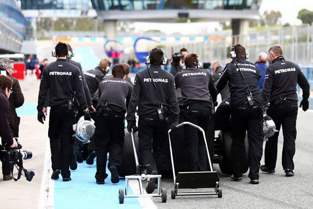 F1: Fegyveres rablás a Mercedesnél