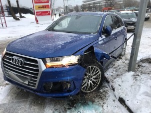 Az Audi Q7 sofőrje túl magabiztos volt, ráfázott