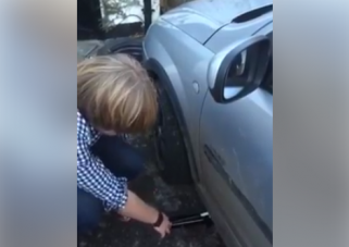 Ennél bénább kerékcserét még nem láttunk