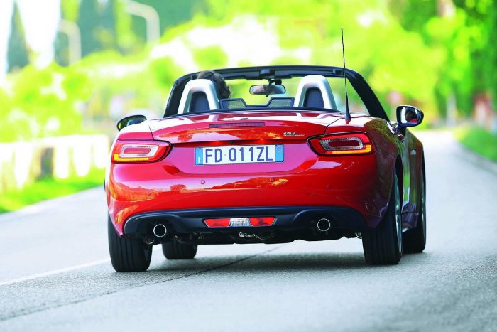 Fiat, ami velejéig Mazda 1 A tető egyszerű vászon, így sokat nem nyom a mérlegen, a kocsi tömege csupán 1125 kilogramm