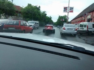 Ilyet se látunk minden nap, formaautó bukkant fel Vácon