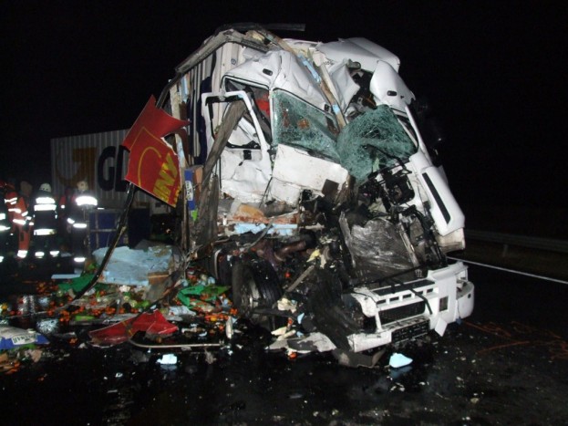 Kamionok ütköztek az M7-es autópályán – megrázó képek