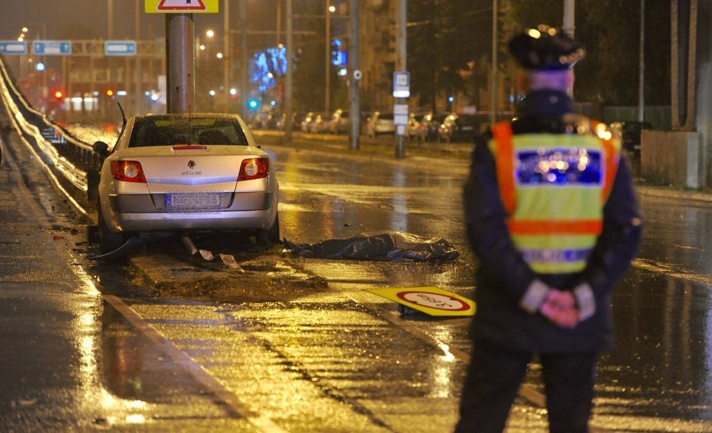 Belehalt sérüléseibe a Budapesten oszlopnak ütközött autó sofőrje – megrázó képek 1