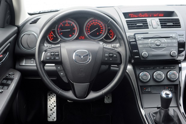 Használt dízel családi autók 2-4 millió forint között 6 Helyenként bumfordi megoldások és egyszerű anyagok rontják a minőségérzetet a Mazda6-ban, de a belső tér tartós