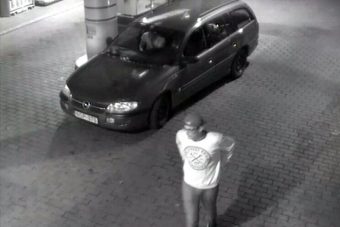 Benzinkútra ment a lopott kocsival, őt keresik