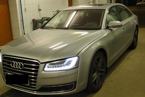 Lopott luxusautókat csíptek el a magyar határon