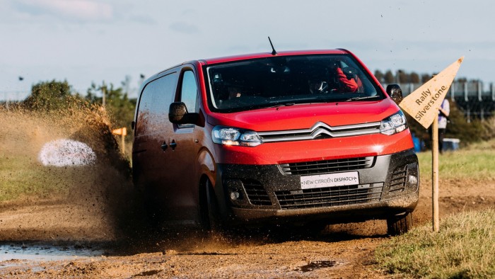 Ralipilóták csapattak a Citroën furgonjával