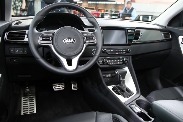 A Toyota babérjaira tör a Kia 7 A Kia Niro a kategóriának megfelelő felszereltséggel készül.