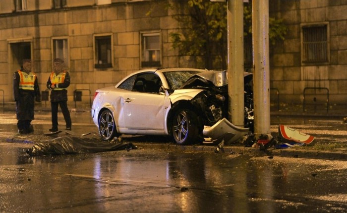 Belehalt sérüléseibe a Budapesten oszlopnak ütközött autó sofőrje – megrázó képek