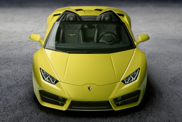 Lamborghini Huracán Spyder RWD: Hátul hajt, és még teteje sincsen 1 A hátsókerekes Huracánhoz kifejlesztett Pirelli PZero abroncsok megmaradtak, viszont új az autó orrkialakítása, a nagyméretű légbeömlők segítenek az aszfalton tartani az első kerekeket, ami már csak azért is fontos, mert a másfél tonnás tömeg 60 százaléka a hátsó kerekeket terheli.