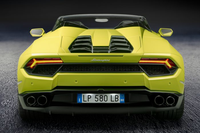 Lamborghini Huracán Spyder RWD: Hátul hajt, és még teteje sincsen 3 A 2017 januárjától megrendelhető spyder ára a két- és összkerékhajtású kupék közé esik, ennél pontosabb összeget egyelőre nem közölt a gyár.