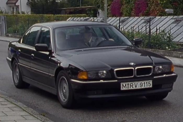 A gazdag zsaruk saját autóval járnak 12