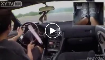 Ezt figyeljék, sosem látott mesteri lábmunka driftelés közben!