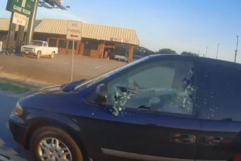 Flakonnal dobták meg a motorost, aki erre kővel válaszolt