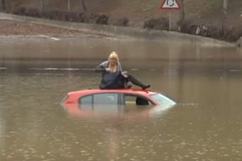 A bátor szőke nő belehajtott az árvízbe