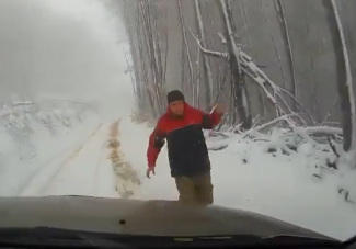 Drámai futás a dombról leguruló terepjáró után