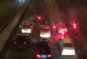 Háromsávos utat zártak le a lánykérés miatt, még tűzijáték is volt!