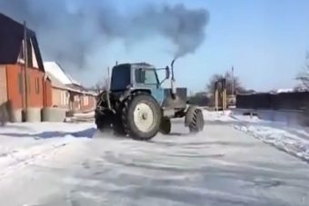 Színpadra illő hótáncot lejtett az orosz traktor