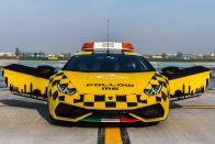 Lamborghini Huracán után mennek a repülők a bolognai reptéren 16