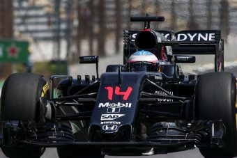 F1: Alonso csinálta a műsort az edzésen