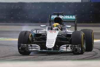 F1: Hamilton hajszállal verte Rosberget az időmérőn