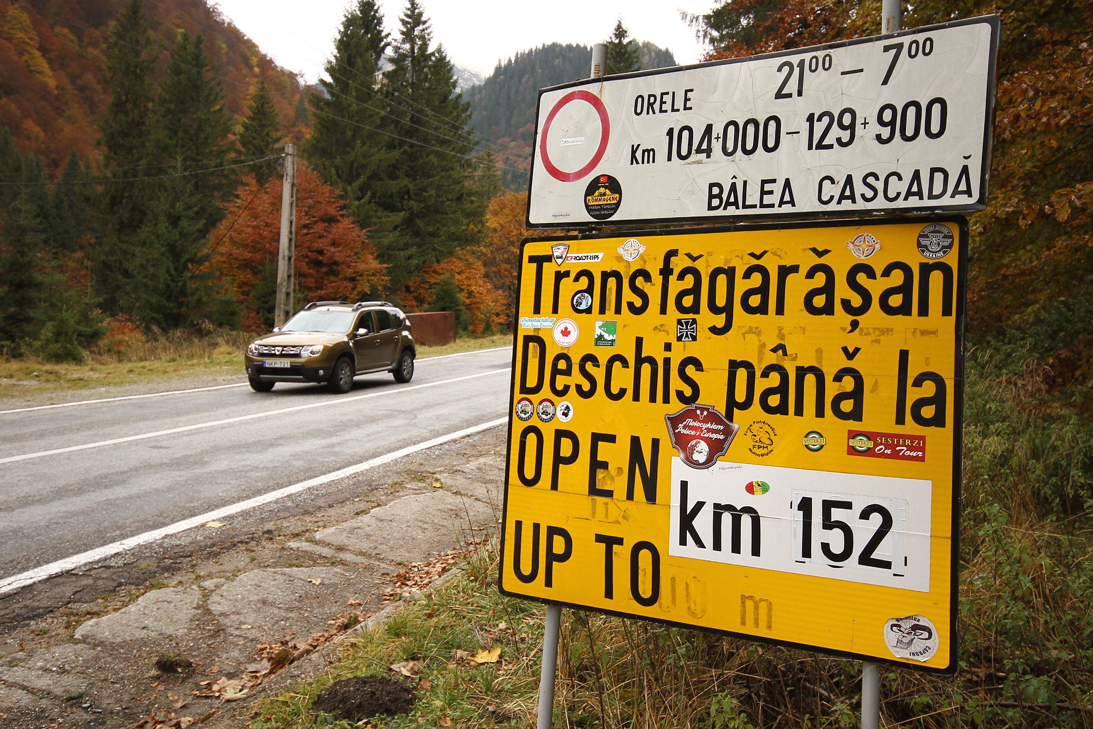 Kabrió Dacia, terepgumik és székely faautó Bukarestben 4