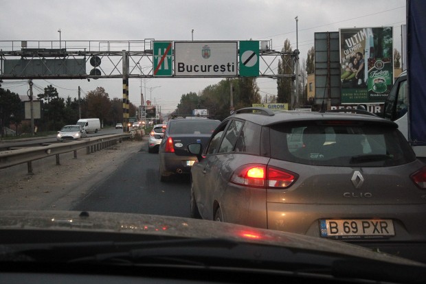 Kabrió Dacia, terepgumik és székely faautó Bukarestben 1 Ééés megérkeztünk Bukarestbe. Dugó, nyomasztó betontömbök, őrült autóvezetők