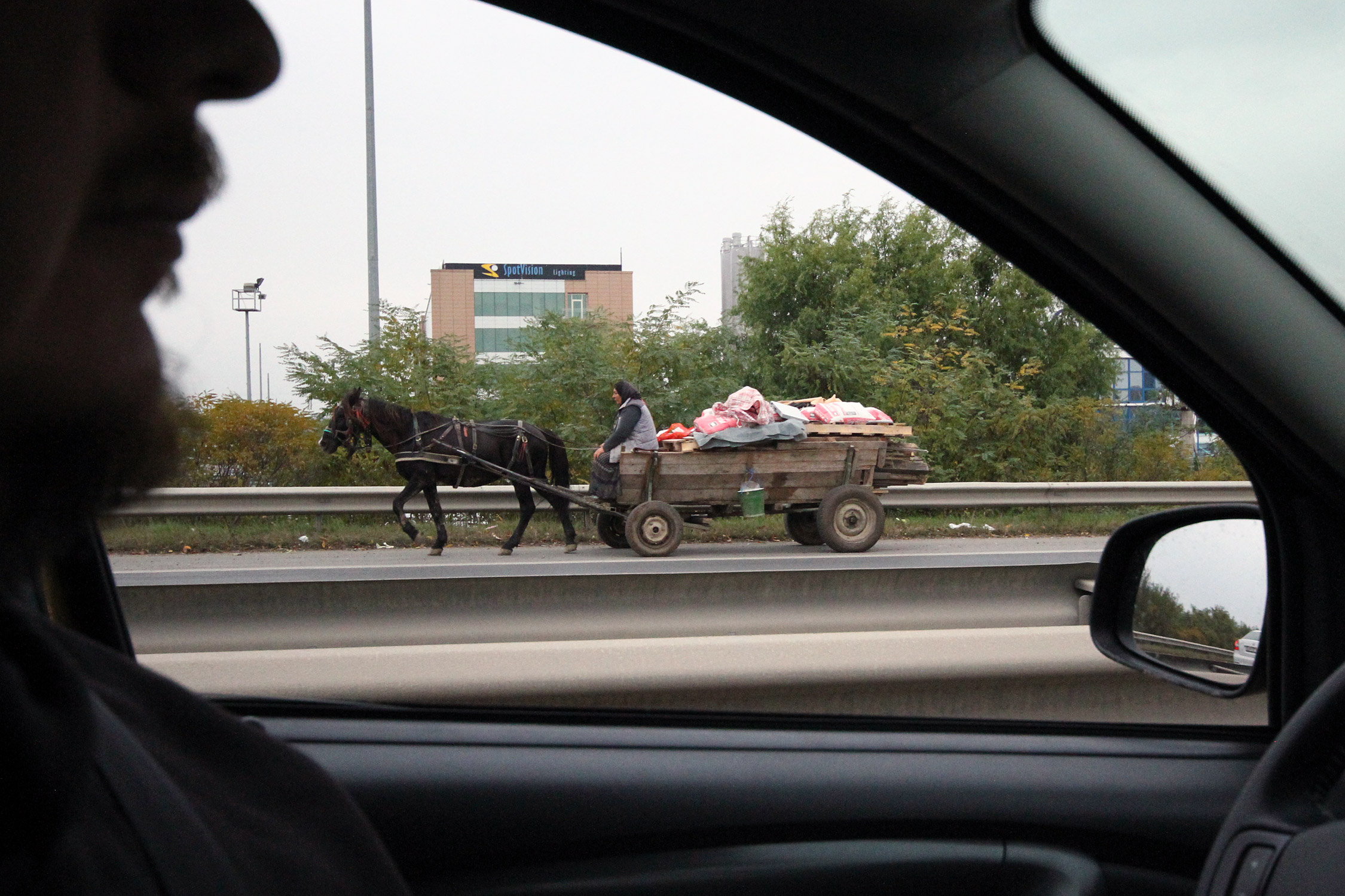 Kabrió Dacia, terepgumik és székely faautó Bukarestben 9